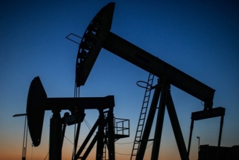 Giá dầu trượt dốc do Trung Quốc cắt giảm hạn ngạch nhập khẩu