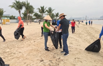TP. Hạ Long dọn sạch rác thải trên bãi biển trước dịp nghỉ lễ