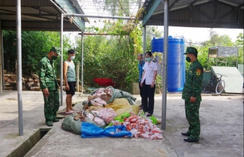 Quảng Ninh: Phát hiện xe chở hơn nửa tấn thực phẩm không rõ nguồn gốc