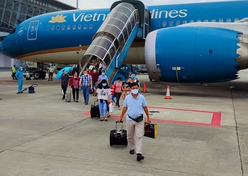 Vé máy bay tết vẫn cao, đường sắt giảm giá