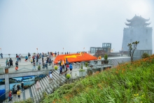 Du lịch đang “ấm