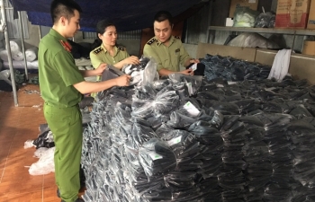 Tiếp tục bắt quả tang cơ sở sản xuất quần áo giả mạo các nhãn hiệu nổi tiếng
