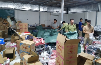 Triệt phá kho hàng 