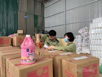 Tiếp tục triệt phá cơ sở sản xuất nước giặt giả mạo nhãn hiệu D-nee, Comfort