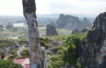 Cận cảnh Hòn Vọng Phu ở Thanh Hóa có thể đổ sập bất cứ lúc nào