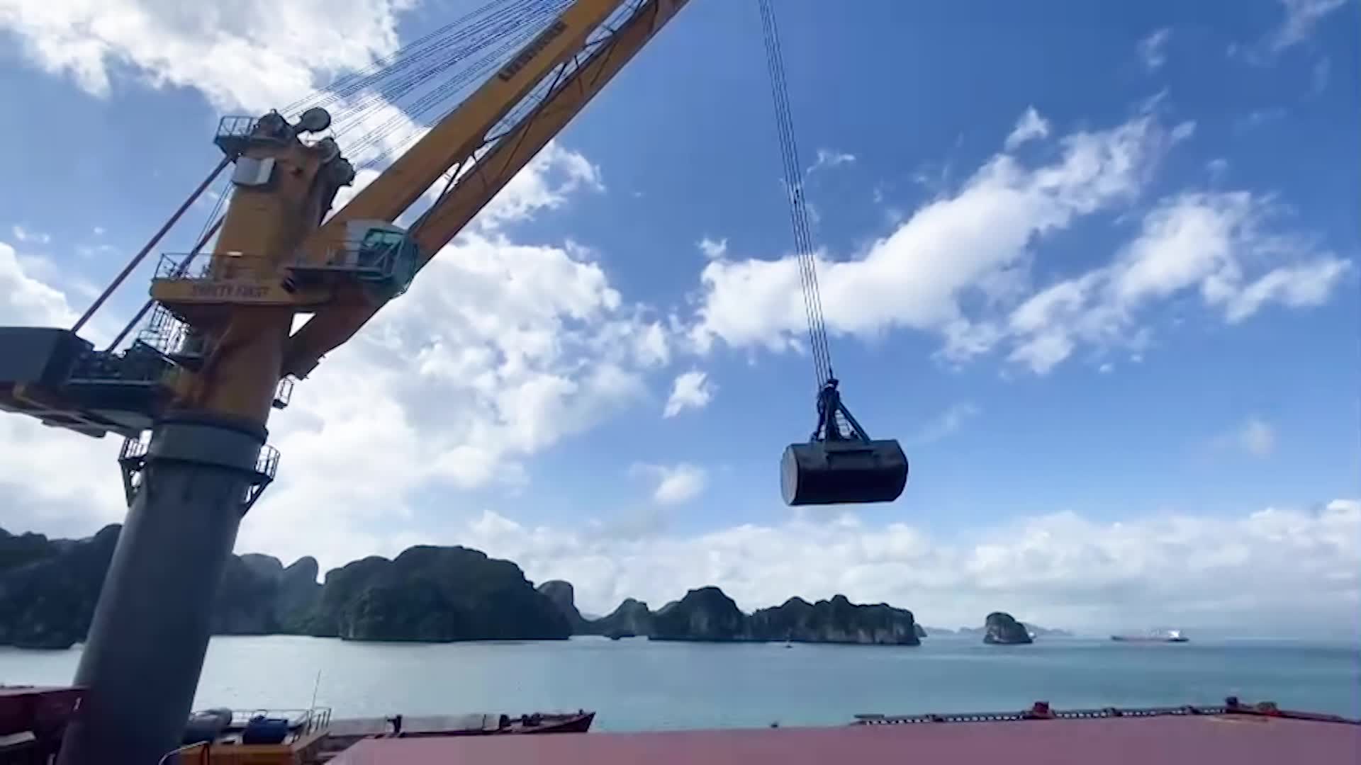 Video dỡ hàng trên tàu MV Galaxy Globe ngày 30/11/2022