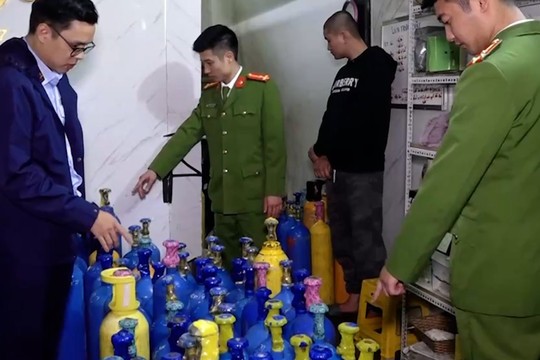 Triệt phá kho trung chuyển khí cười N2O ở Hà Nội
