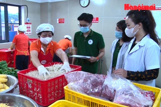 Trường học quét mã QR, kiểm tra thực phẩm bếp ăn hằng ngày