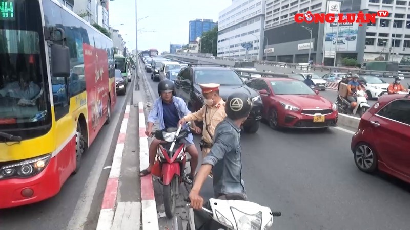 Nhiều người vẫn bất chấp nguy hiểm đi xe máy lên đường Vành đai 2 trên cao