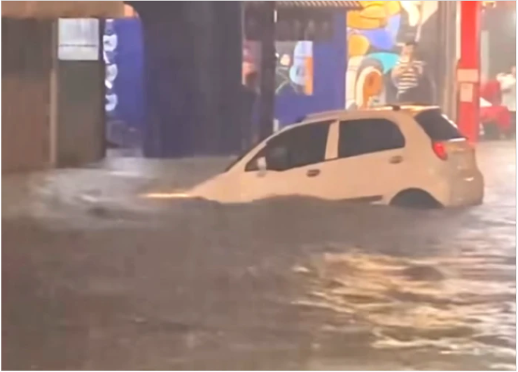 Mưa xối xả, chủ ôtô bất lực nhìn xe bị cuốn trôi trên đường phố Bình Dương