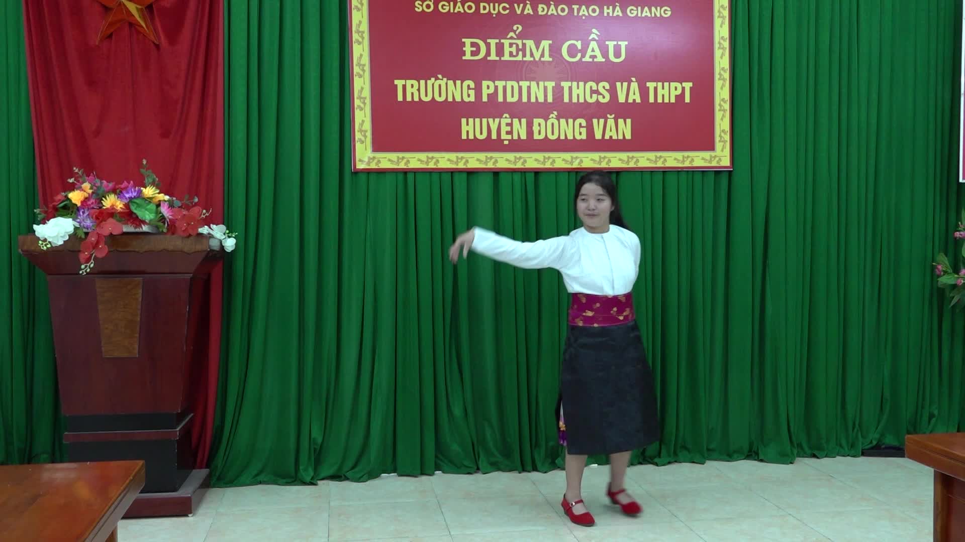 Ước mơ của trở thành nghệ sỹ múa của cô bé mồ côi dân tộc Mông Thò Thị Dính