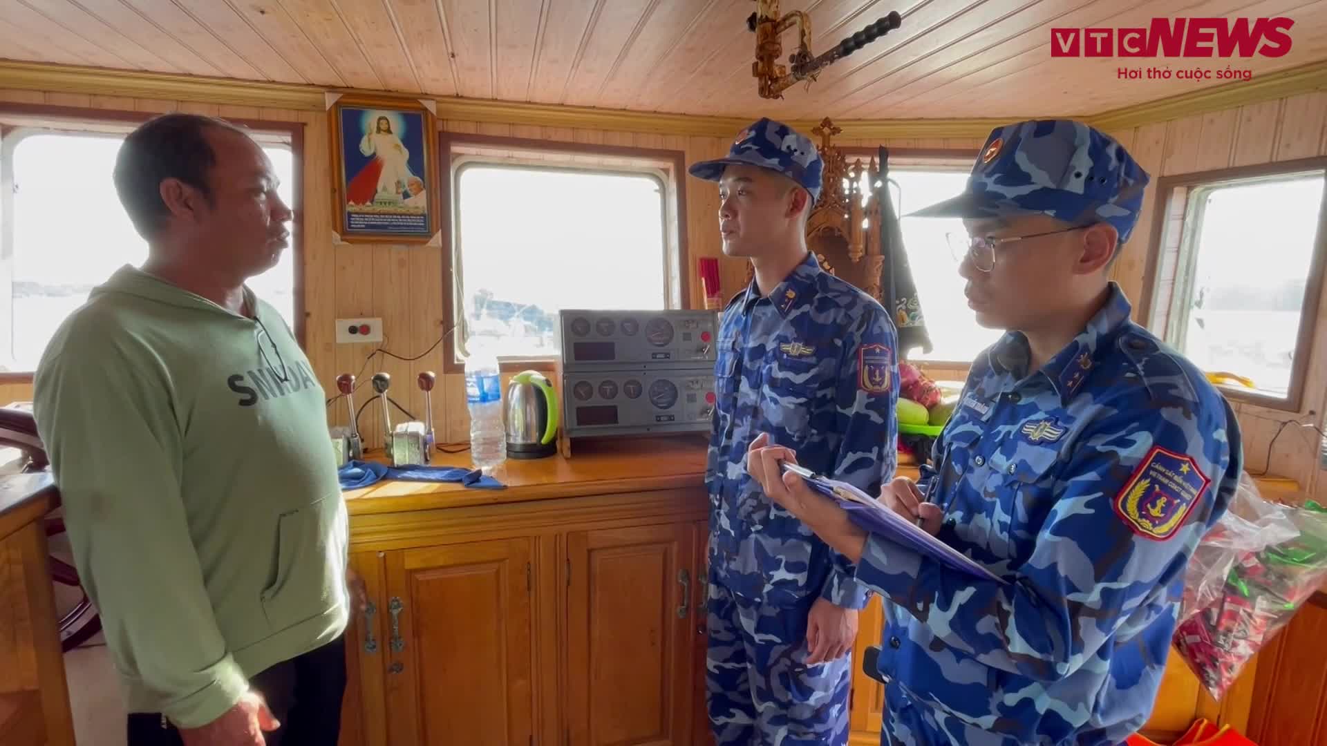 Tiếp tục phát hiện bắt giữ tàu chở dầu bất hợp pháp trên biển