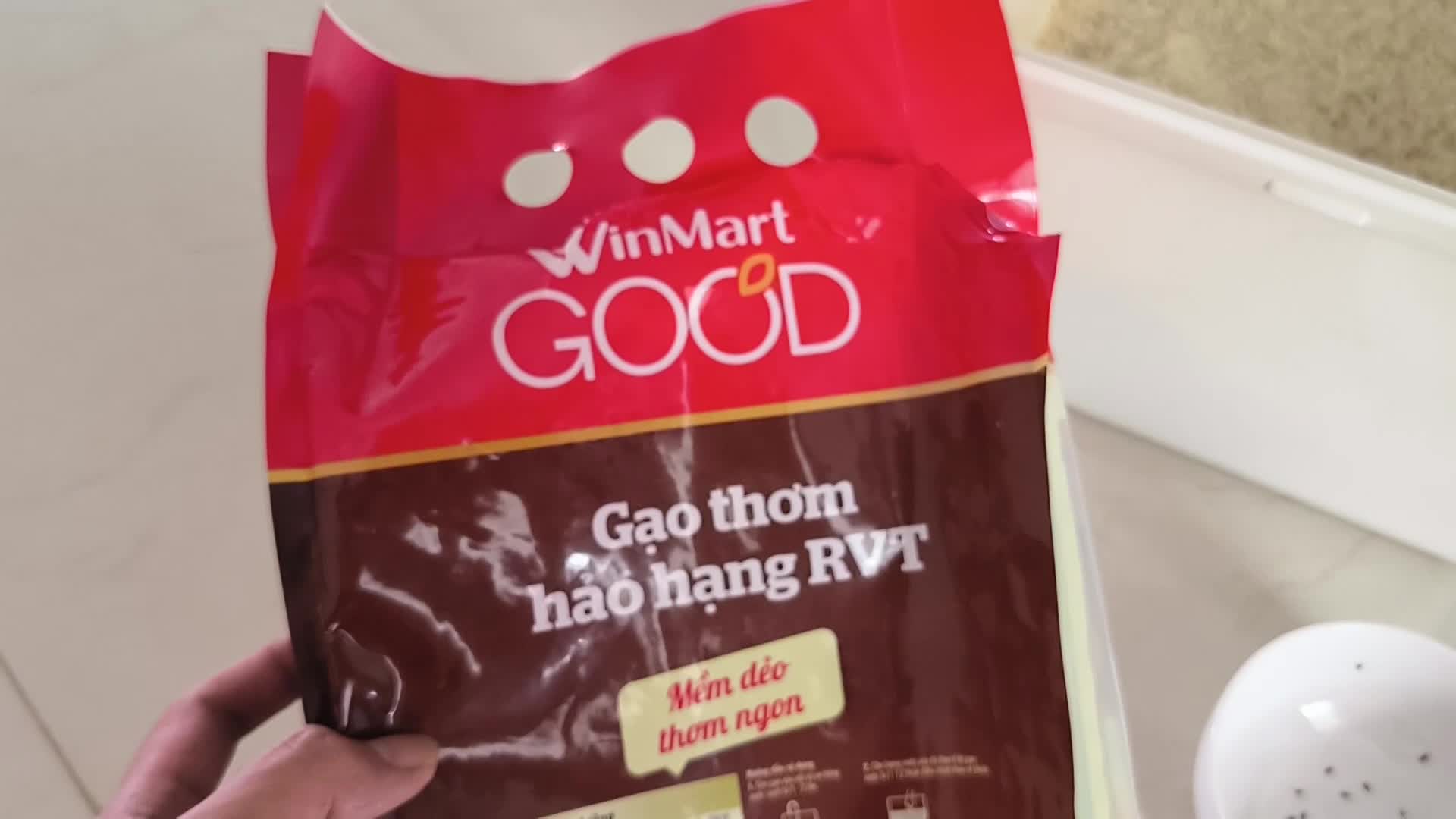 WinMart Vũng Tàu: “Rùng mình” cảnh tượng mọt bò lổm ngổm trong bao gạo