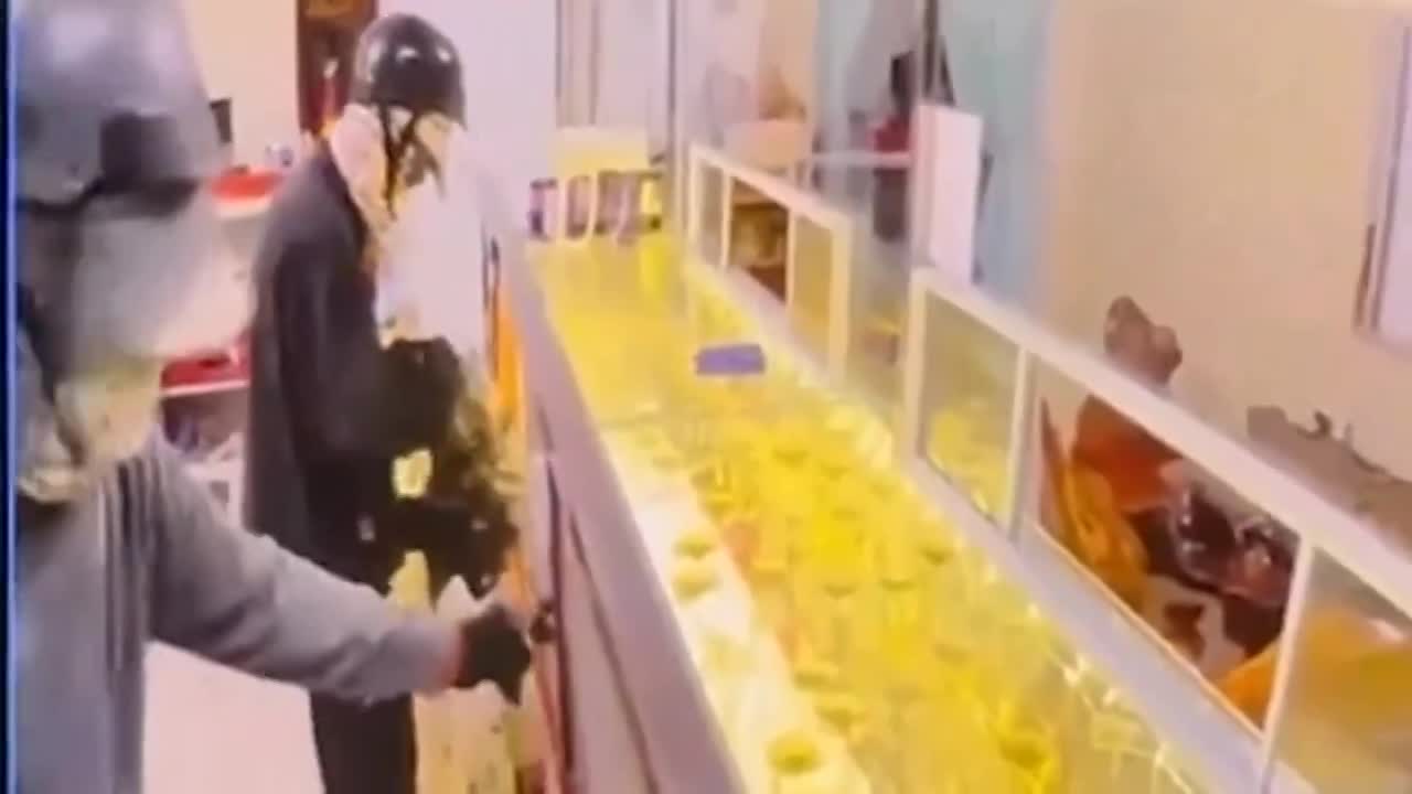 Clip toàn cảnh vụ cướp tiệm vàng ở huyện Châu Thành, Trà Vinh