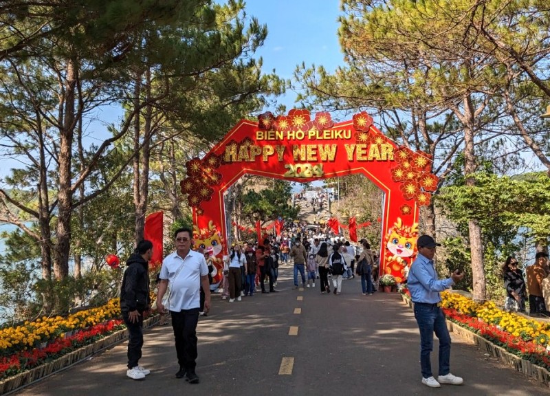 Biển hồ Pleiku đông nghẹt khách du xuân ngày mùng 4 Tết