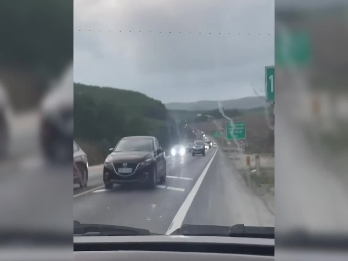 Thót tim cảnh ô tô lấn làn, vượt bất chấp trên cao tốc Cam Lộ - La Sơn