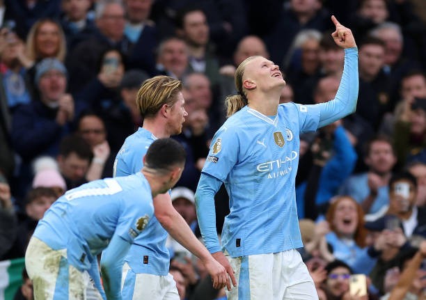 Man City ngược dòng trước MU nhờ pha lập công của Haaland và Foden