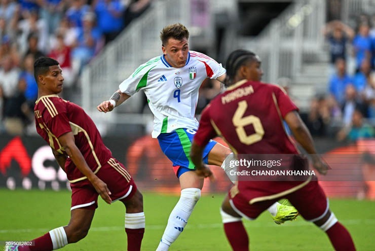 Italia thắng kịch tính Venezuela