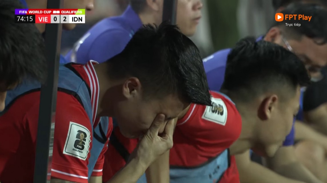Quang Hải đá thùng nước vì không được vào sân trận Việt Nam và Indonesia