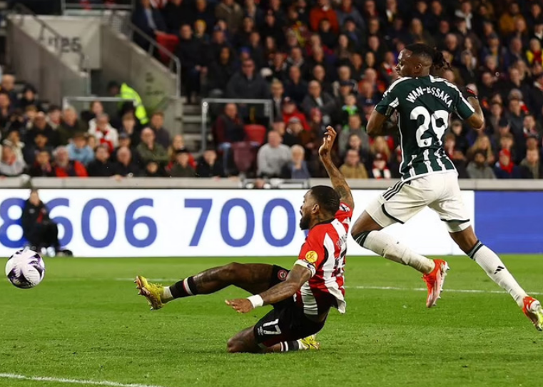 MU chia điểm với Brentford