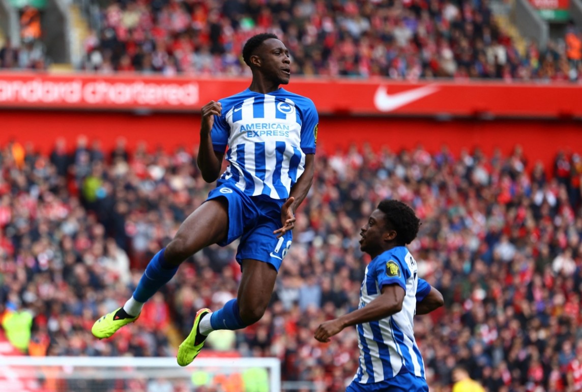 Thắng ngược Brighton, Liverpool chiếm ngôi đầu Ngoại hạng Anh