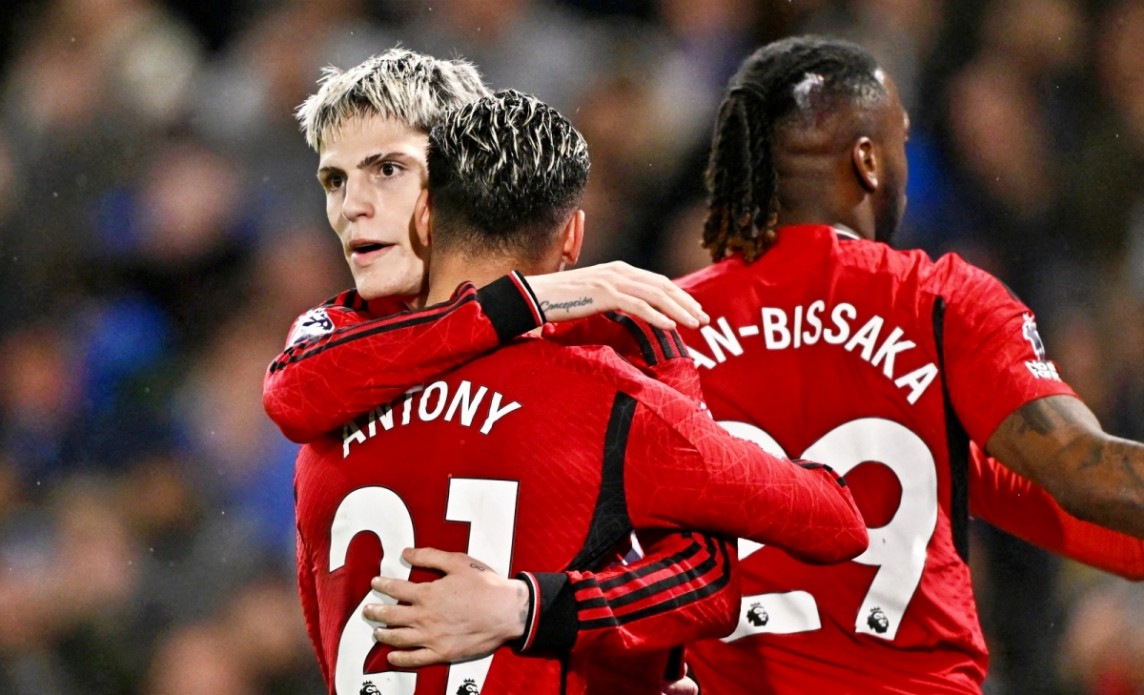 Chelsea lội ngược dòng trước MU