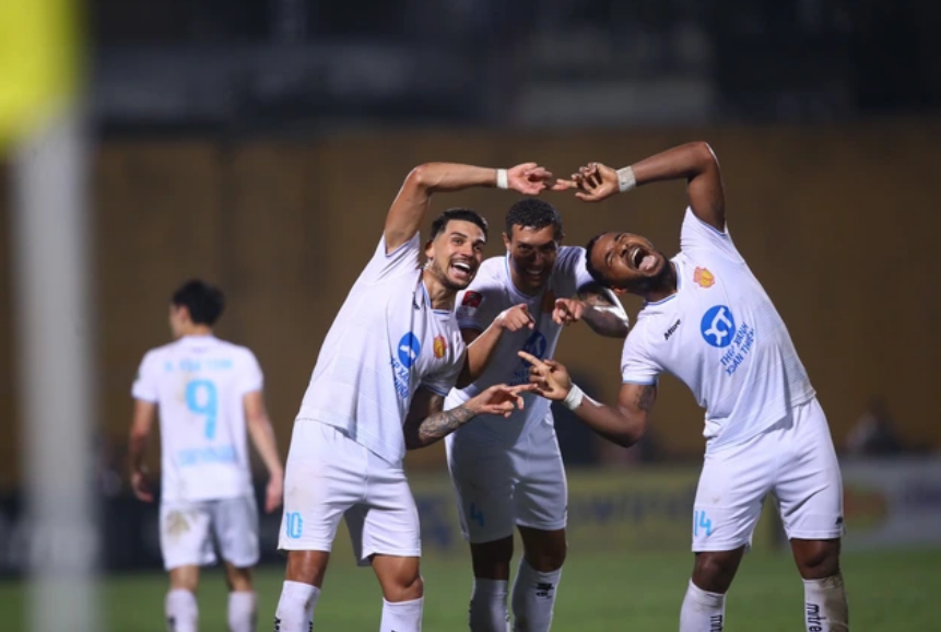 Thắng Hà Nội FC, Thép Xanh Nam Định củng cố ngôi đầu bảng