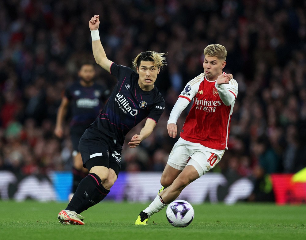 Thắng dễ Luton, Arsenal lên đỉnh Premier League