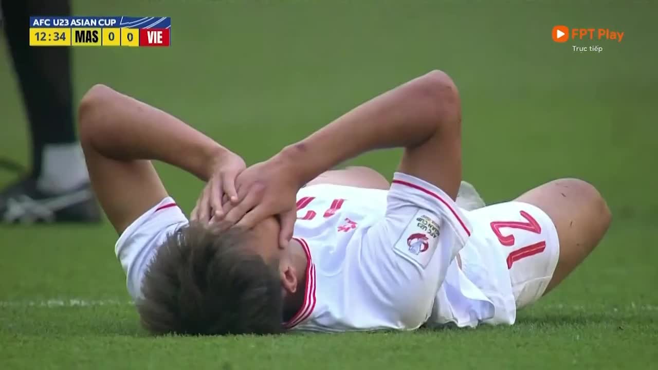 13P MUHAMMAD NHẬN THẺ VÀNG