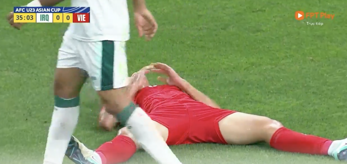 Cầu thủ U23 Việt Nam bỏ lỡ cơ hội ngon ăn ngay trong vòng cấm của đối phương