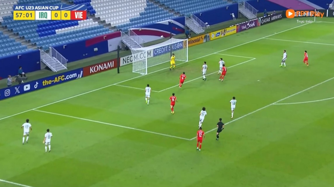 Văn Khang sút trúng xà ngang của U23 Iraq