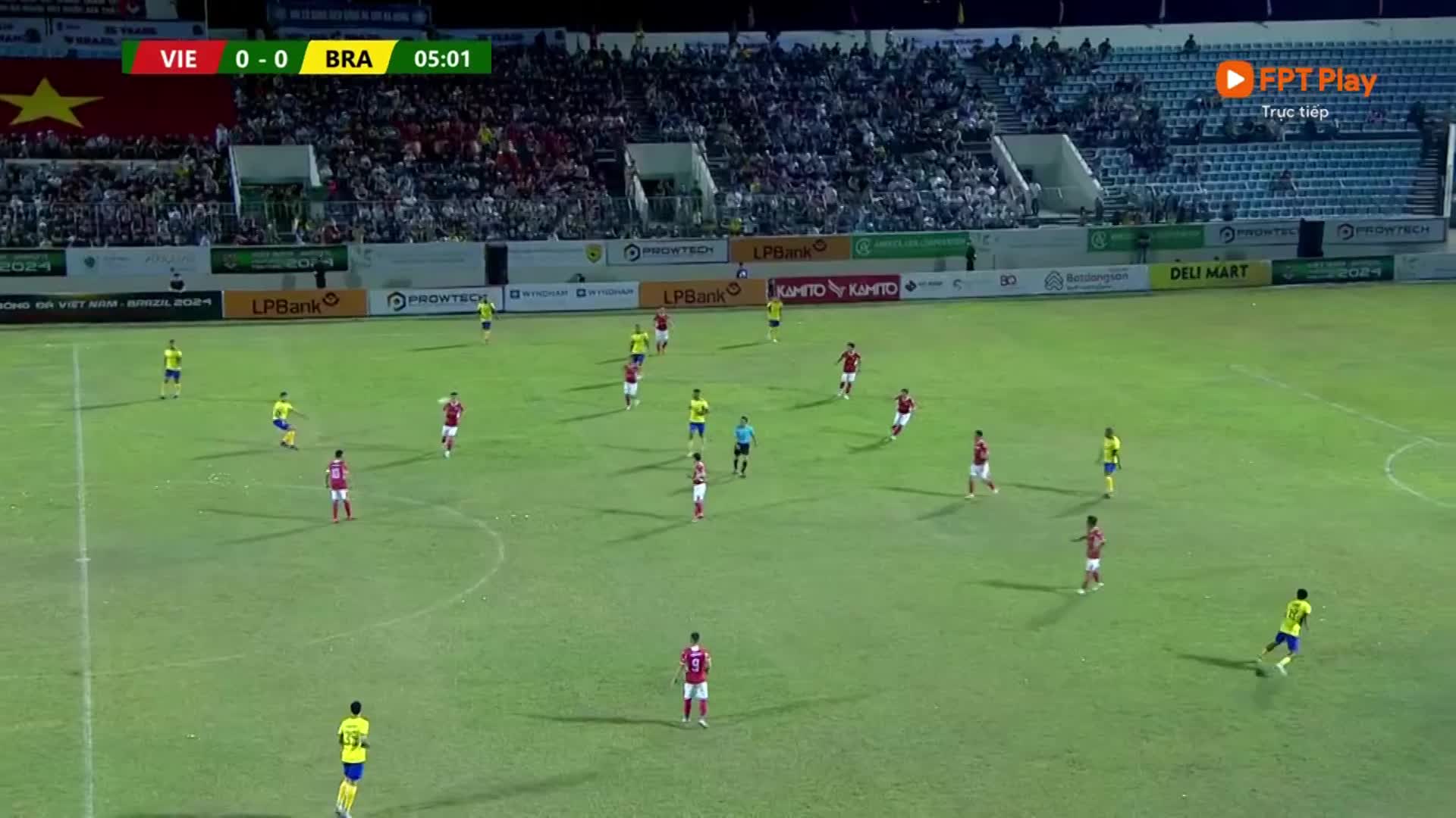 Clip bàn thắng đẹp giữa Việt Nam và Brazil - 1