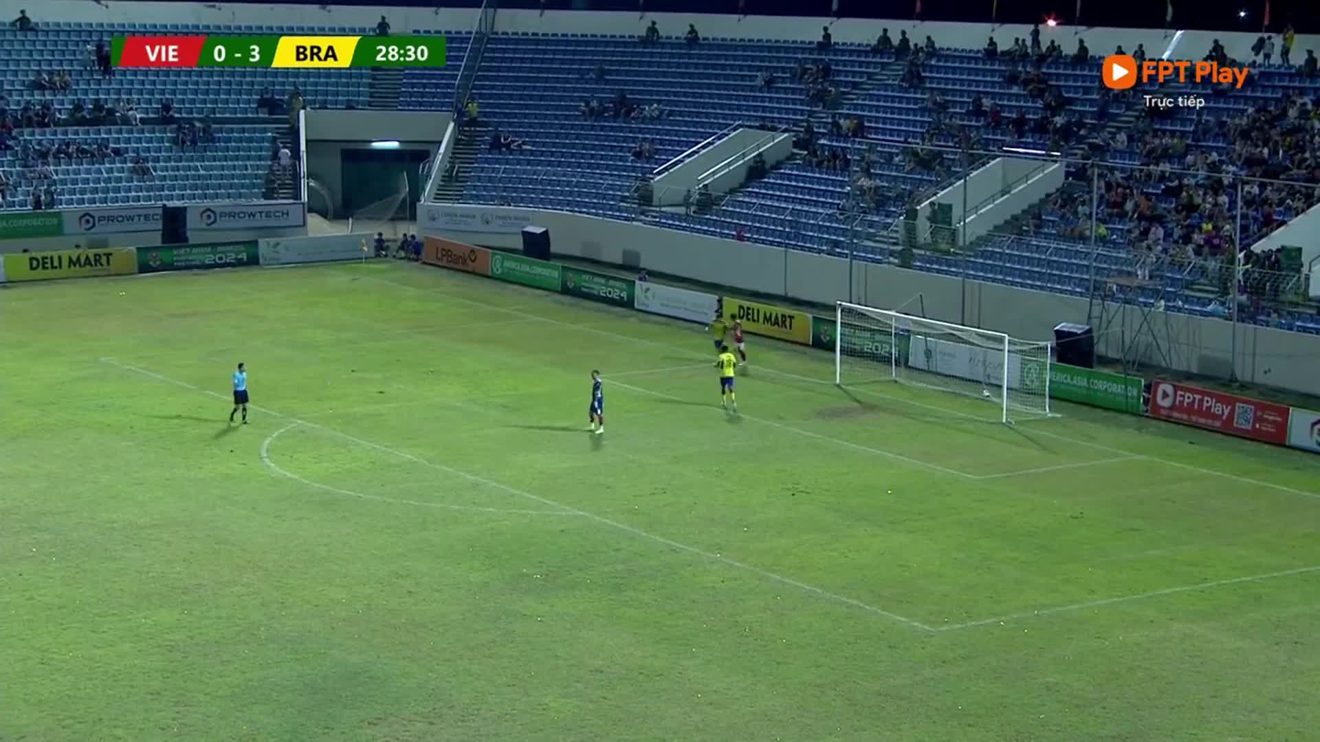 Clip bàn thắng đẹp giữa Việt Nam và Brazil - 3