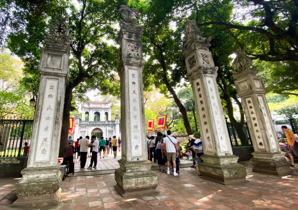 Du khách tham quan các điểm du lịch ở Hà Nội dịp nghỉ lễ 30/4 - 1/5