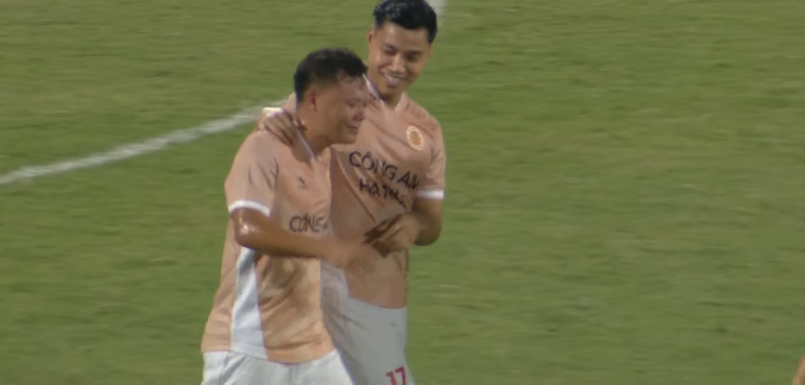 Công an Hà Nội thắng đậm các huyền thoại bóng đá Brazil