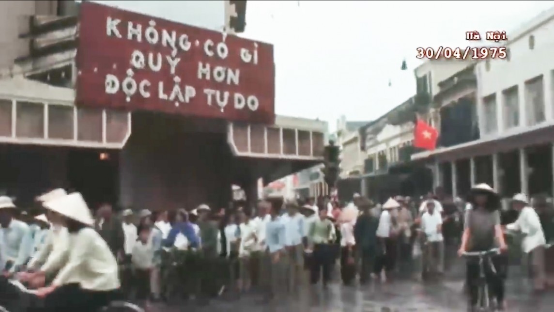 Khoảnh khắc người dân 2 đầu cầu Bắc - Nam vỡ òa niềm vui trong ngày 30/4/1975
