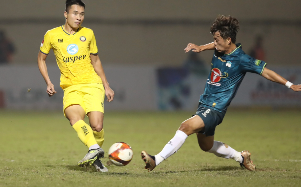 Thắng sốc chủ nhà Thanh Hóa, HAGL thoát đáy bảng V-League