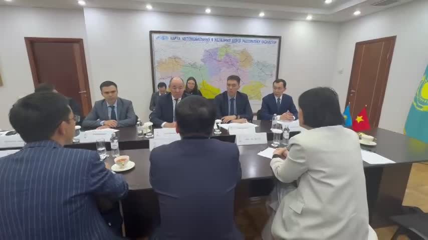 Bộ trưởng Nguyễn Hồng Diên tiếp Bộ trưởng Bộ Công nghiệp và Xây dựng Kazakhstan