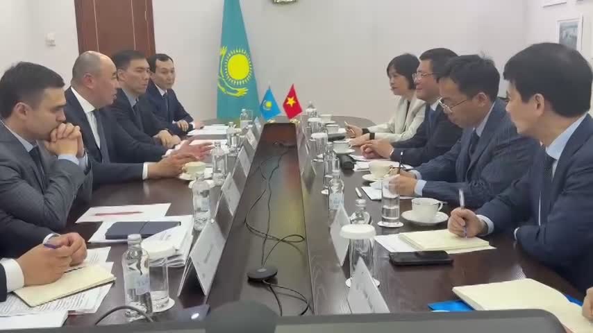 Bộ trưởng Nguyễn Hồng Diên tiếp Bộ trưởng Bộ Công nghiệp và Xây dựng Kazakhstan