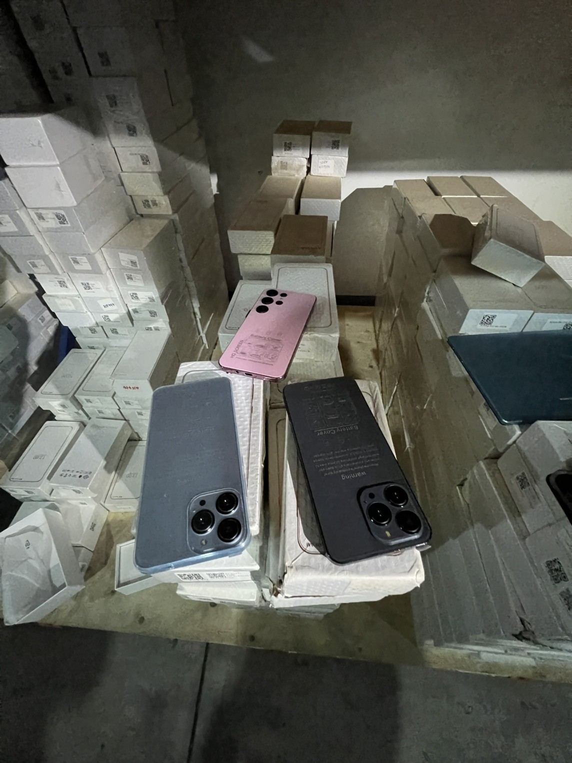 Kiểm tra kho hàng khủng, phát hiện lượng lớn Iphone không rõ nguồn gốc