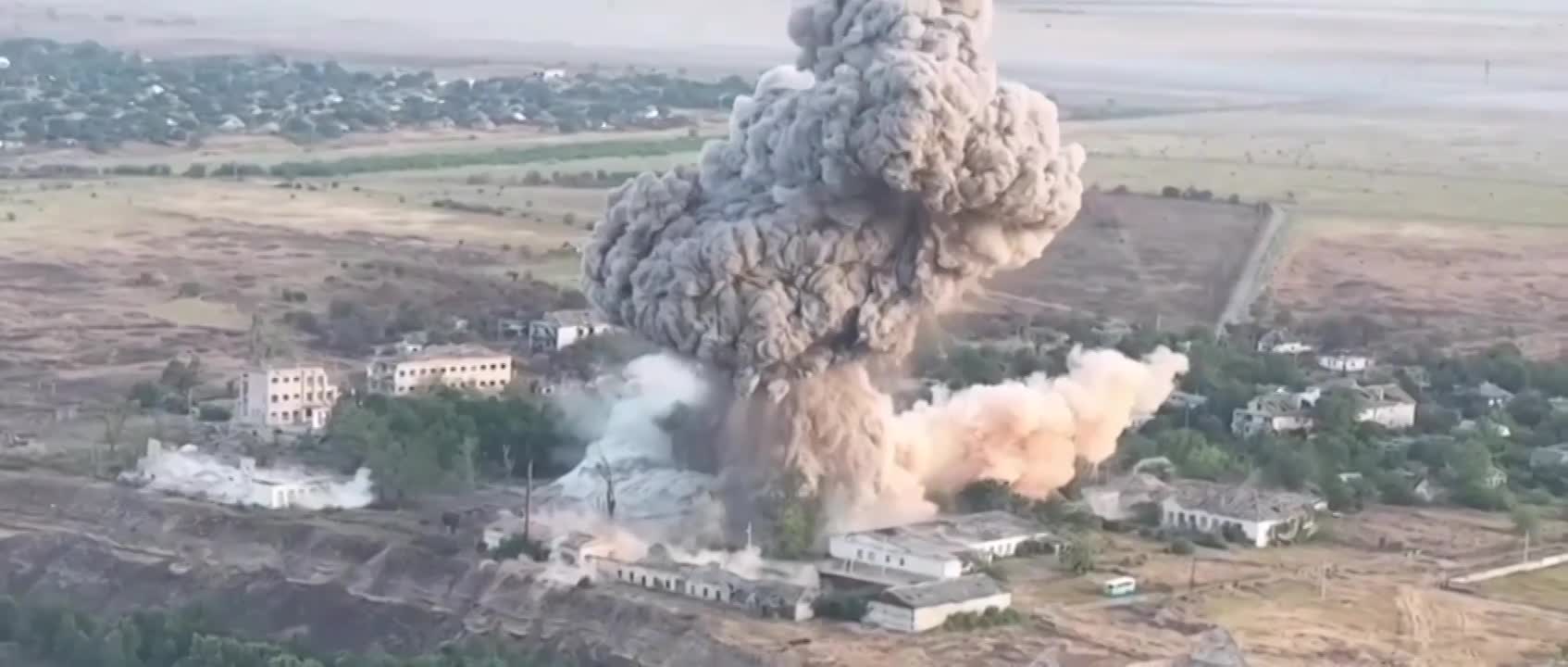 Video Nga dùng 4 quả bom dẫn đường tập kích căn cứ Ukraine