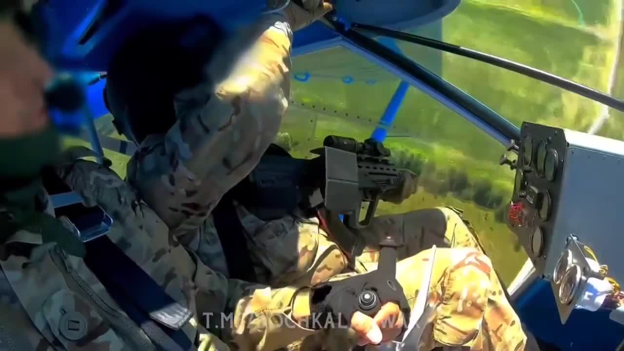 Video phi công Ukraine dùng súng máy tiêu diệt UAV Nga