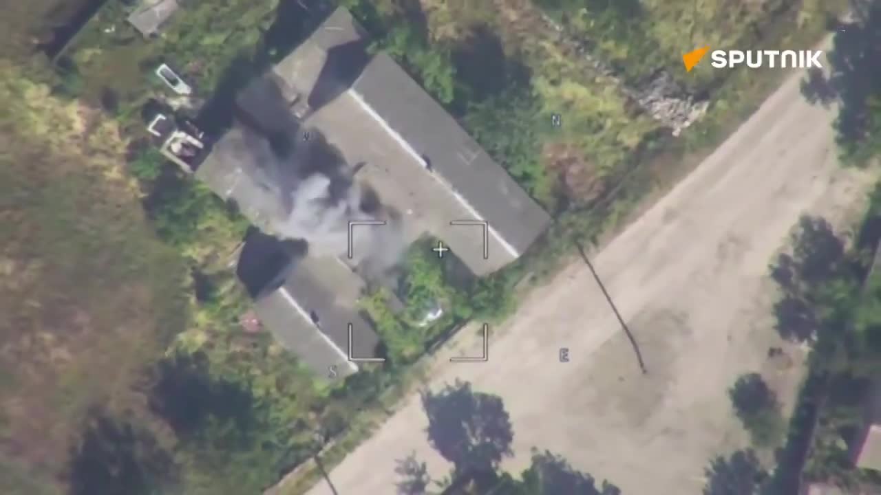 Cận cảnh UAV Nga công phá xe vận tải của quân đội Ukraine