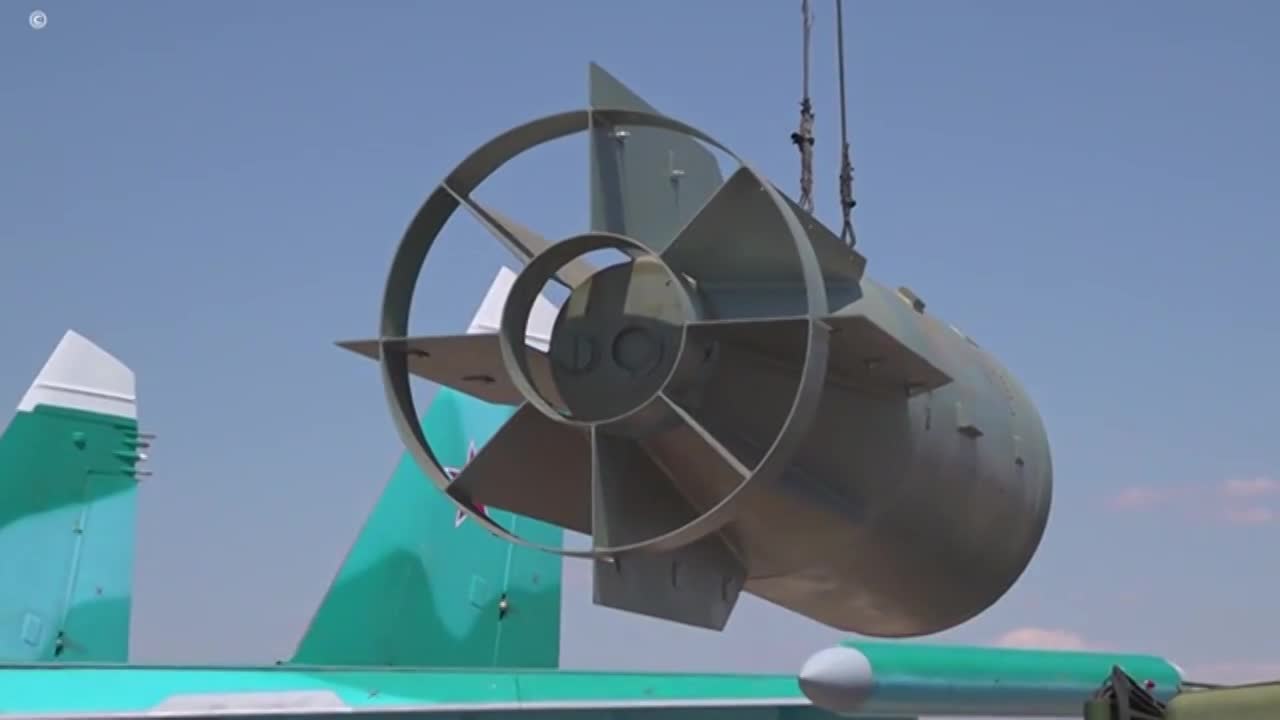 Video Su-34 Nga mang bom lượn FAB-3000 tập kích các địa điểm của lực lượng vũ trang Ukraine