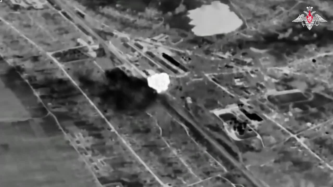 Video Nga phá hủy đoàn tàu quân sự chở vũ khí và thiết bị quân sự của Ukraine