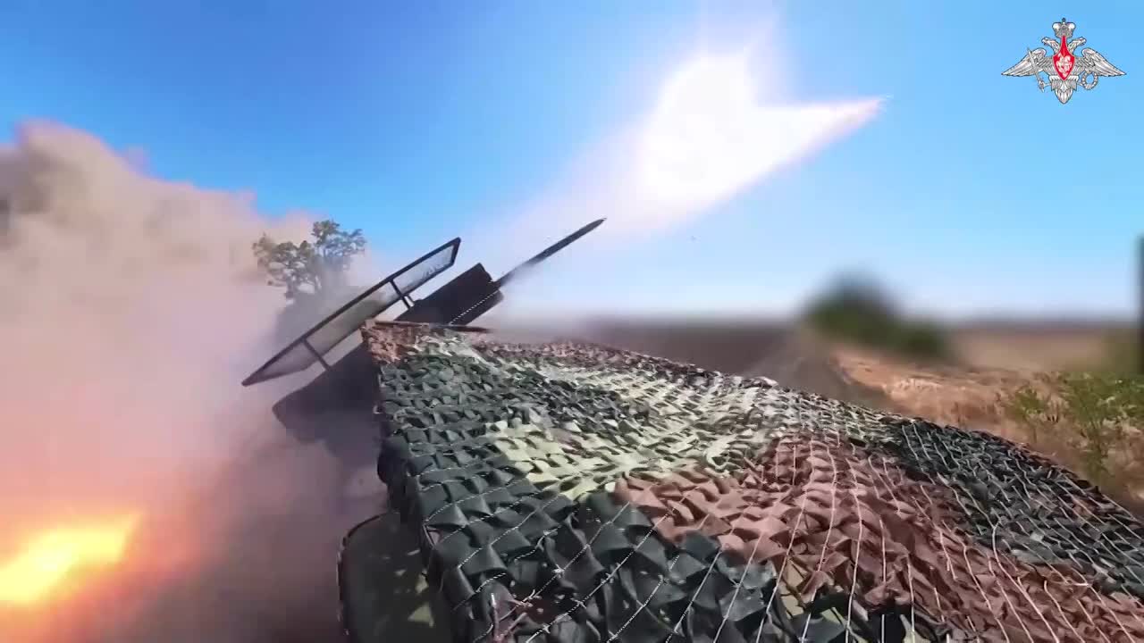 Pháo phản lực bắn loạt tự hành của Nga ‘khạc lửa’ vào các vị trí của lực lượng Ukraine