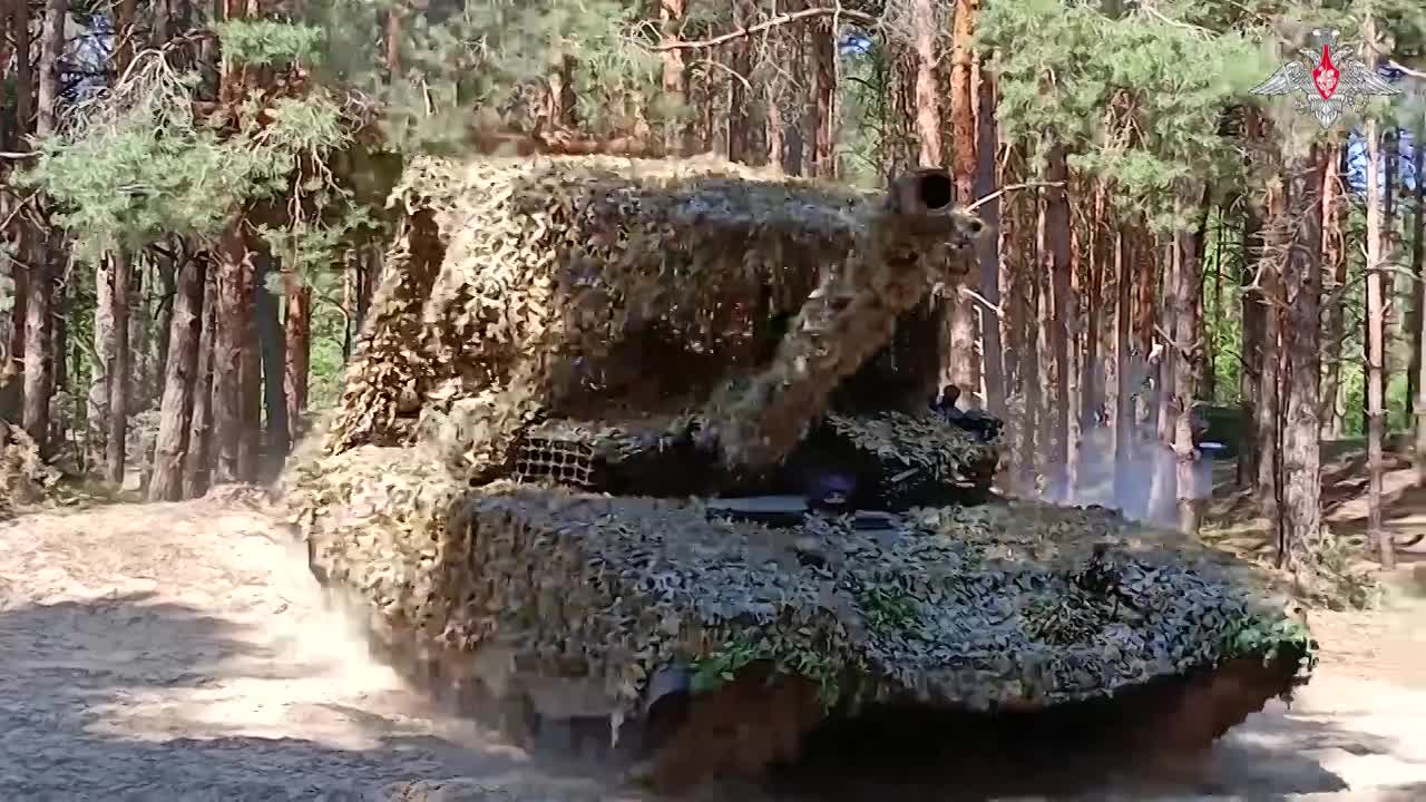 Xe tăng T-72B3 của Nga công phá trạm quan sát Ukraine ở hữu ngạn sông Dnepr