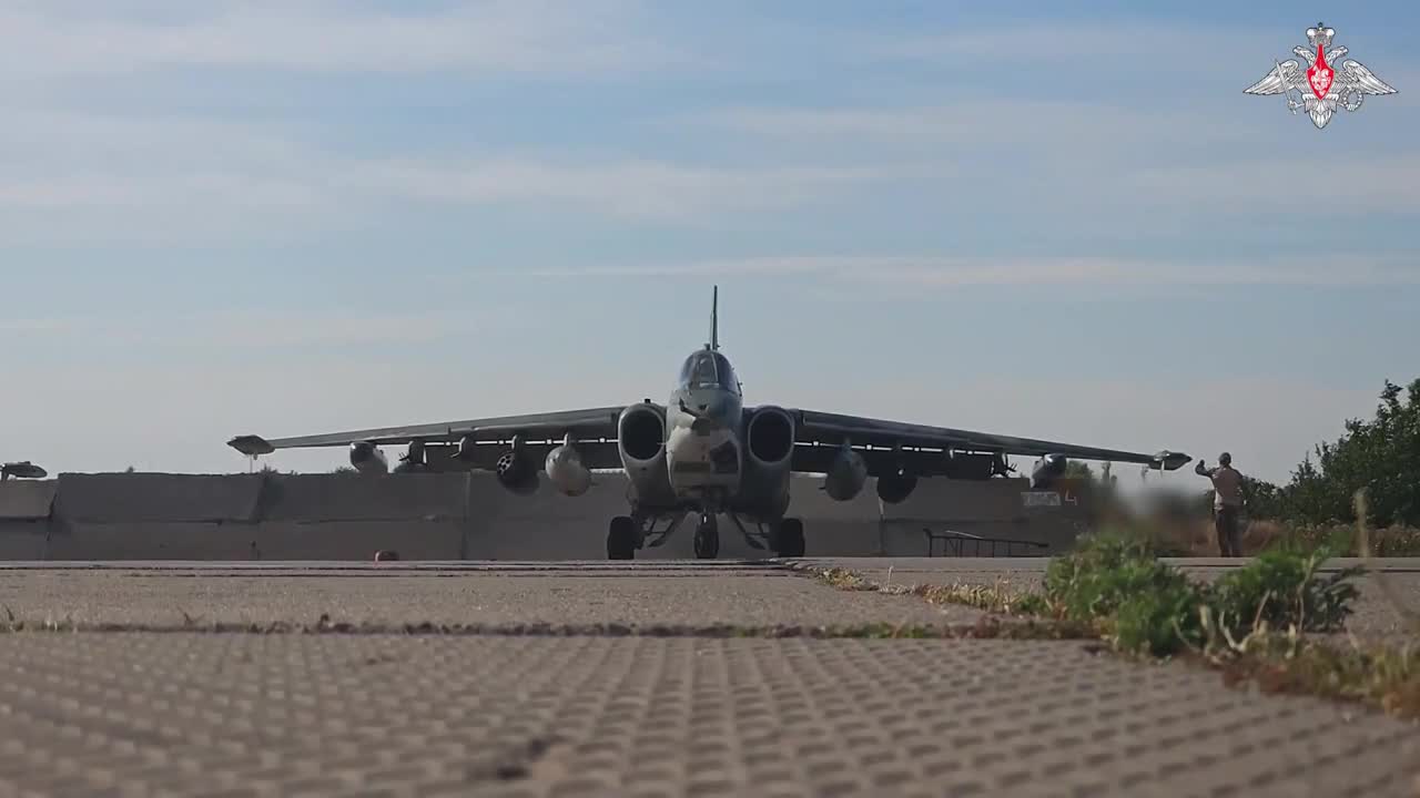 Cận cảnh cường kích Su-25 Nga phóng tên lửa phá hủy các thiết bị của Ukraine