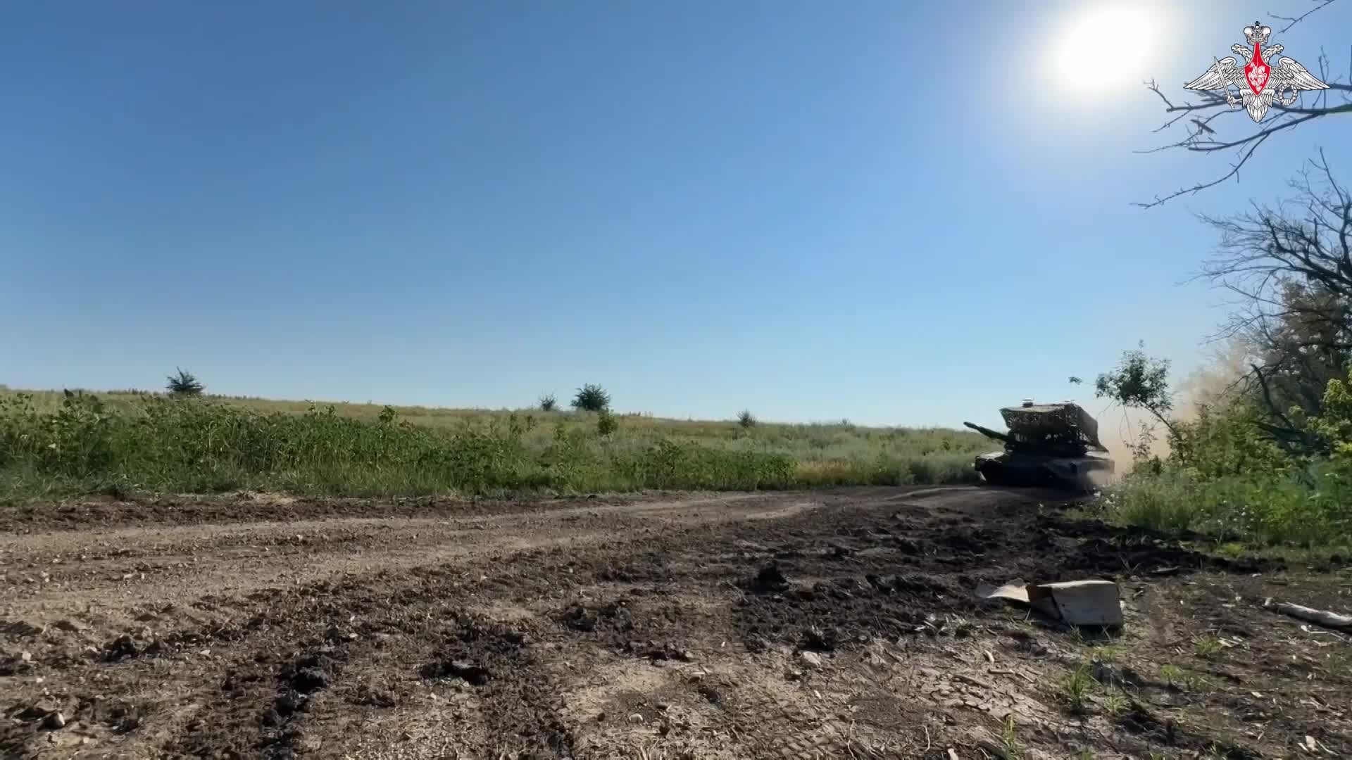 Xe tăng nhóm quân phía Nam hỗ trợ hỏa lực cho các đơn vị súng trường