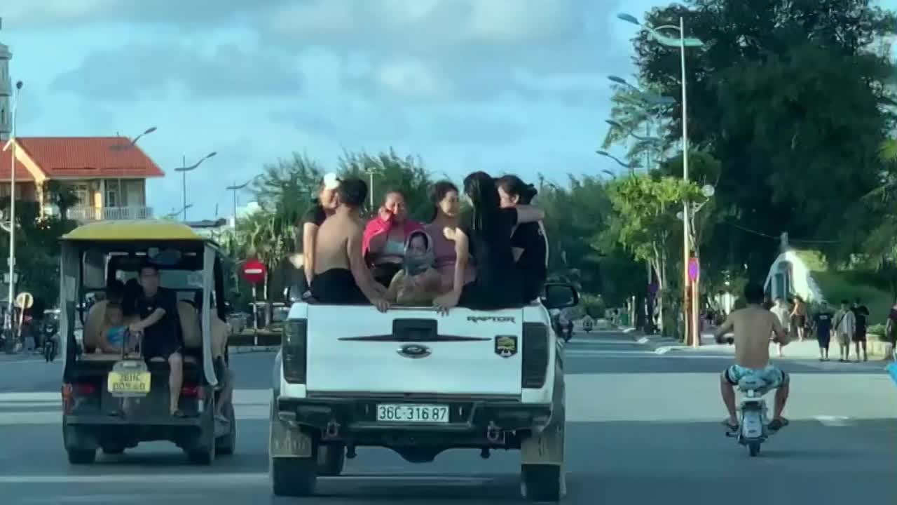 Chở người trên thùng xe bán tải